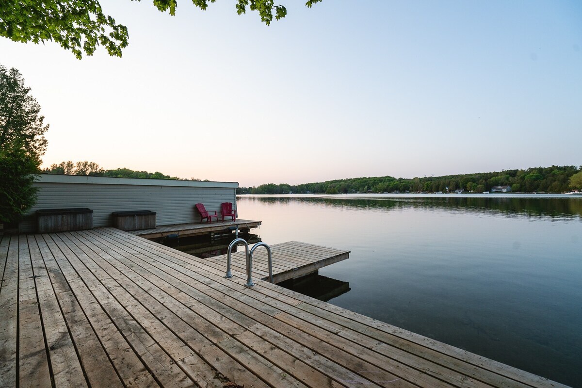 Waterfront Bliss: Firepit & BBQ Cottage R