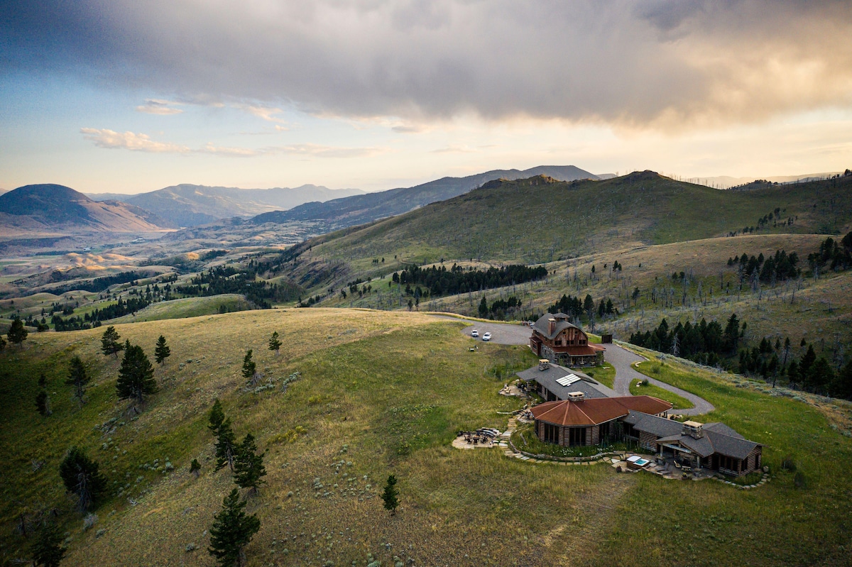 Exclusive mountaintop luxury home in Paradise