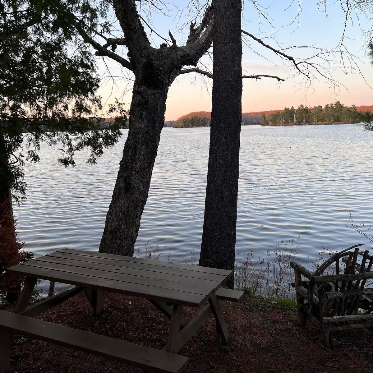 Point Cottage on horseshoe lake/ parrysound ON