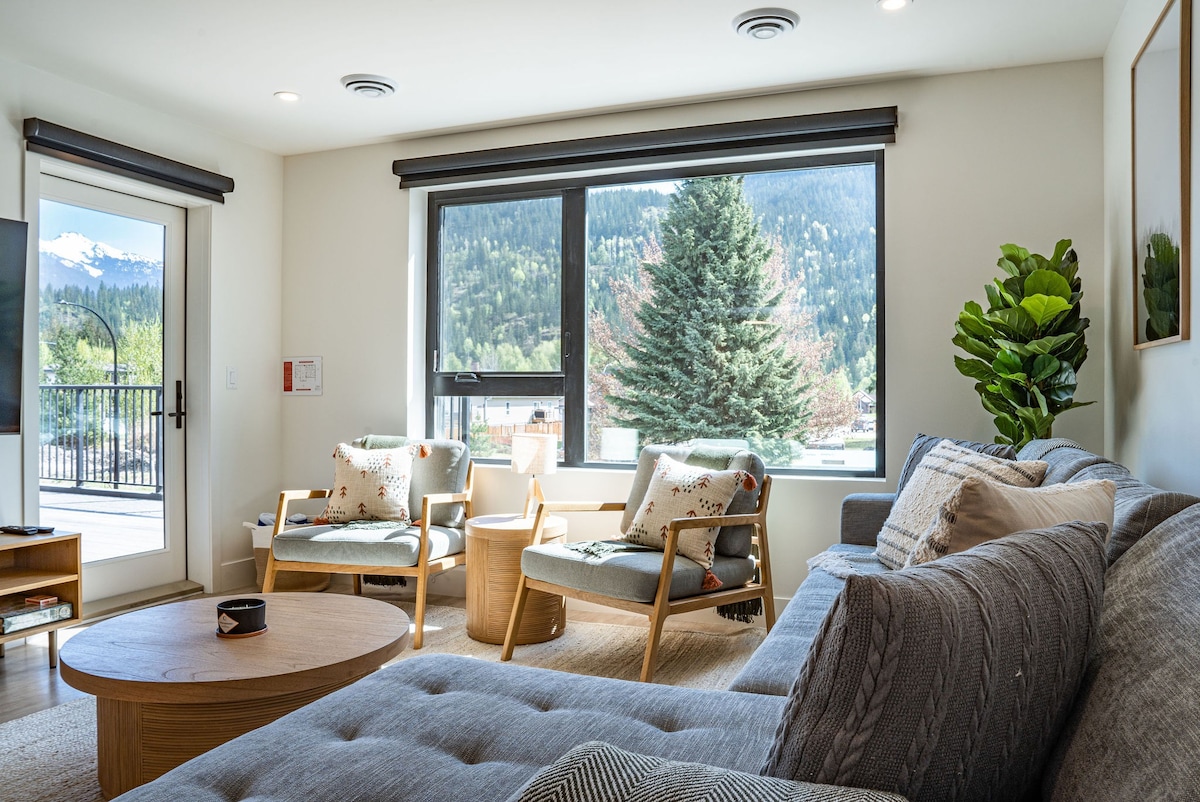 Revy Bliss - Dazzling Condo in the Mountains