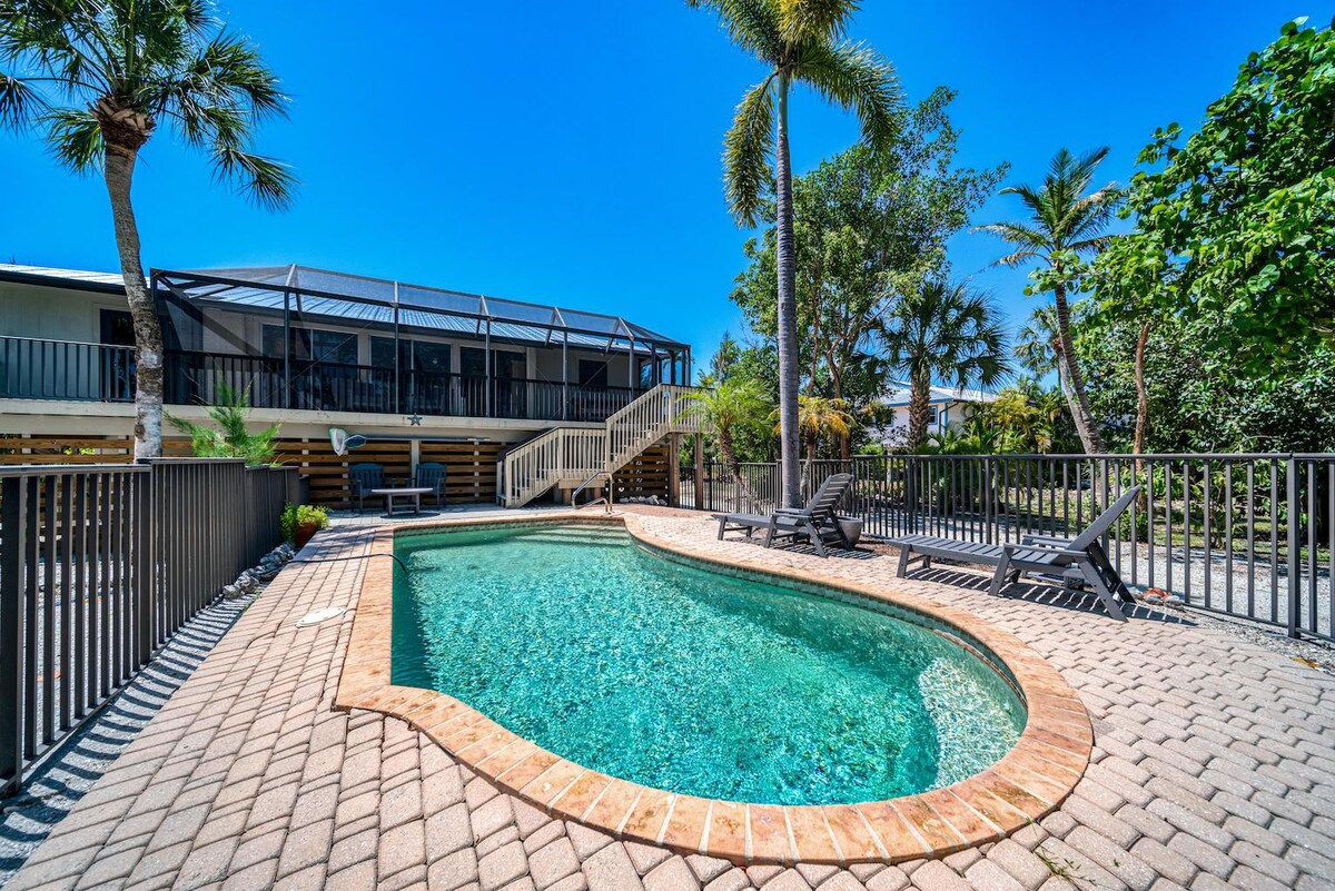 The Sand Castle: Updated Pool Home Close to Sanibe