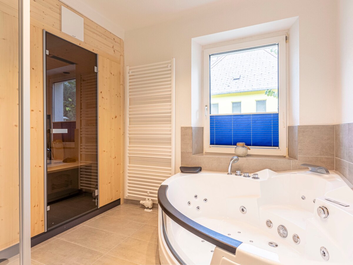 für 4 P. mit IR-Sauna & Sprudelwanne by Interhome