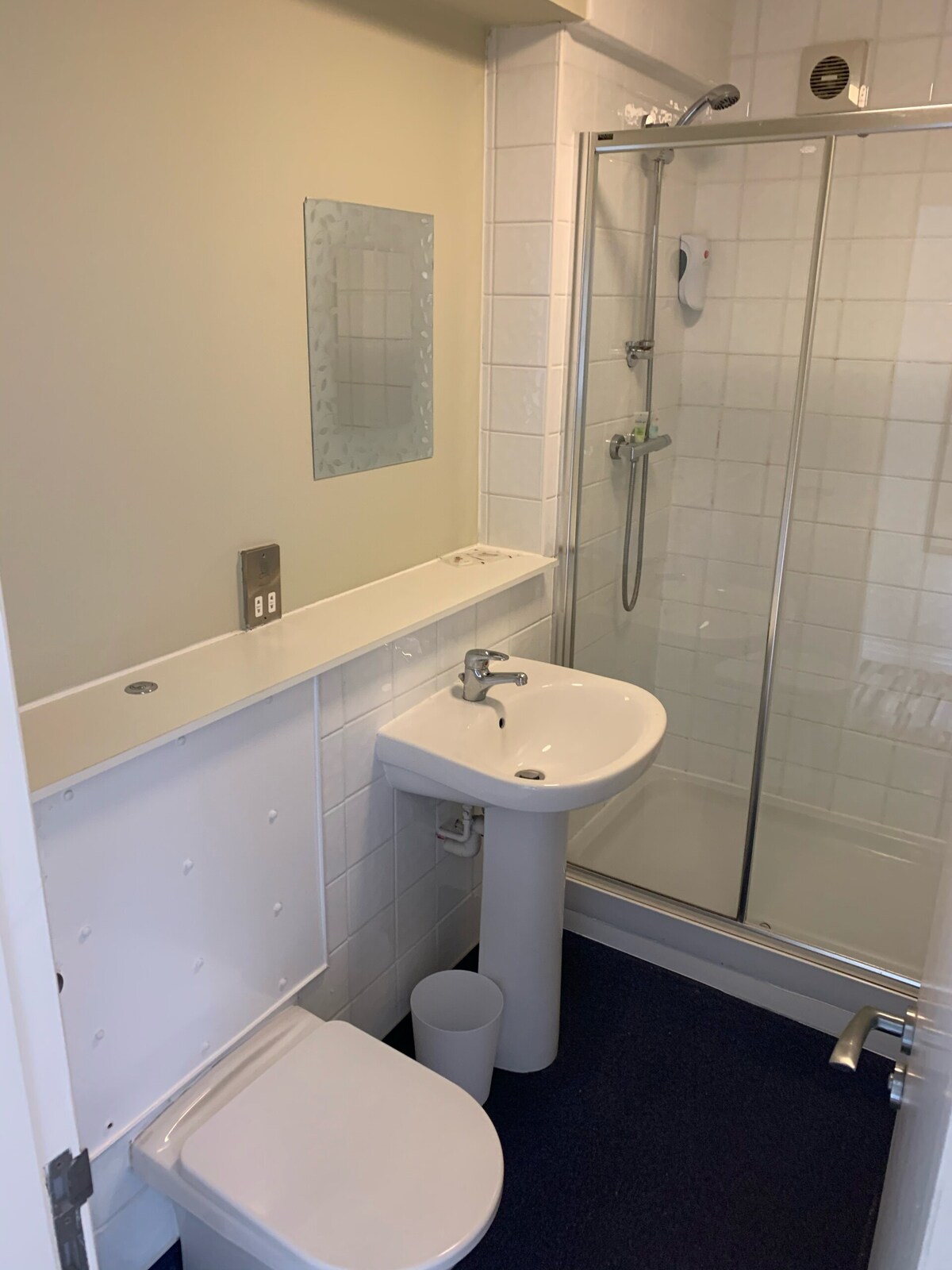 Twin en-suite room with shower