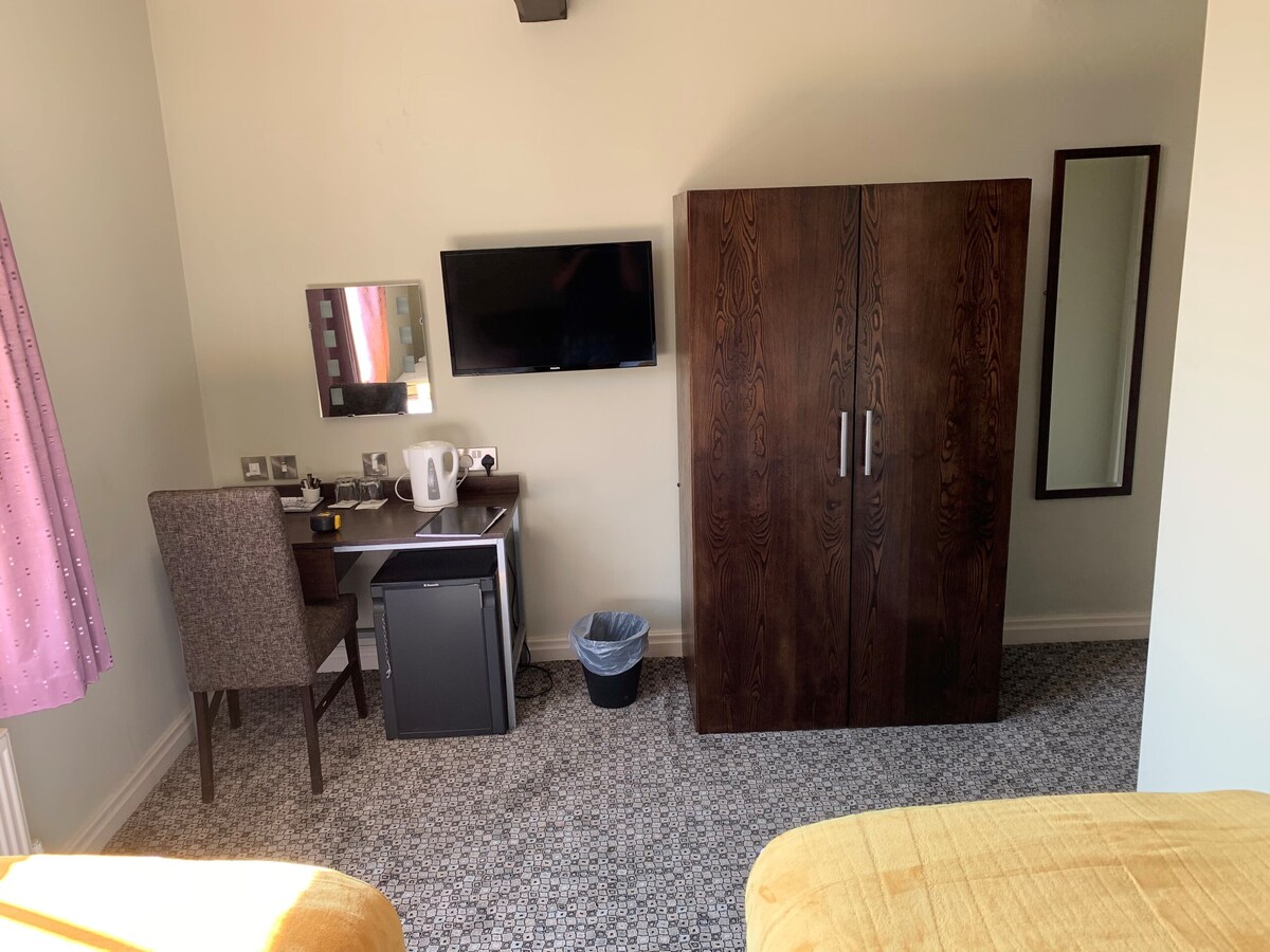 Twin en-suite room with shower