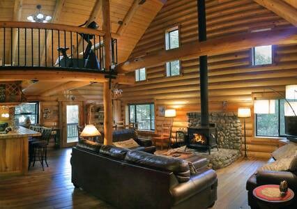 Eagles Nest - Stunning Log Cabin with Guest House