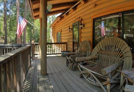 Eagles Nest - Stunning Log Cabin with Guest House