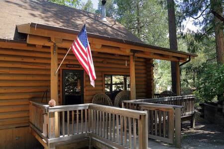 Eagles Nest - Stunning Log Cabin with Guest House