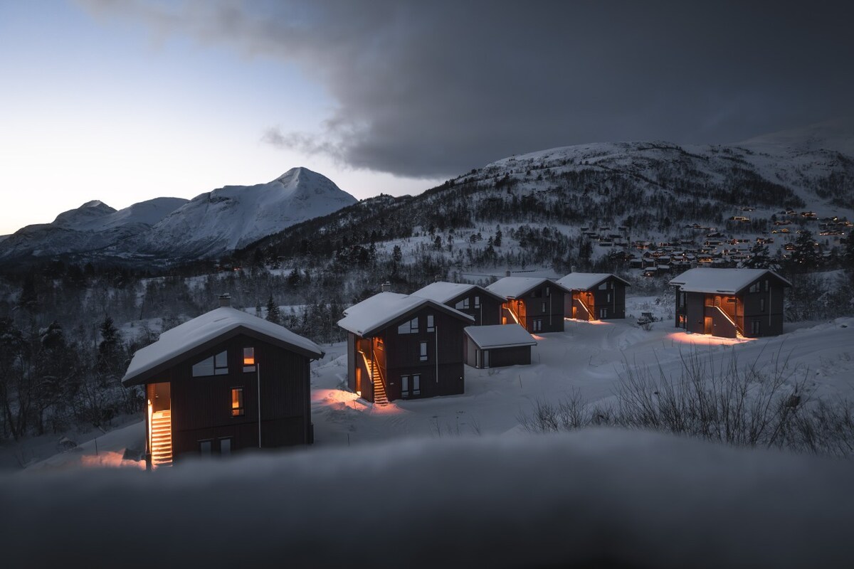 带桑拿房的独家小屋公寓， Strandafjellet