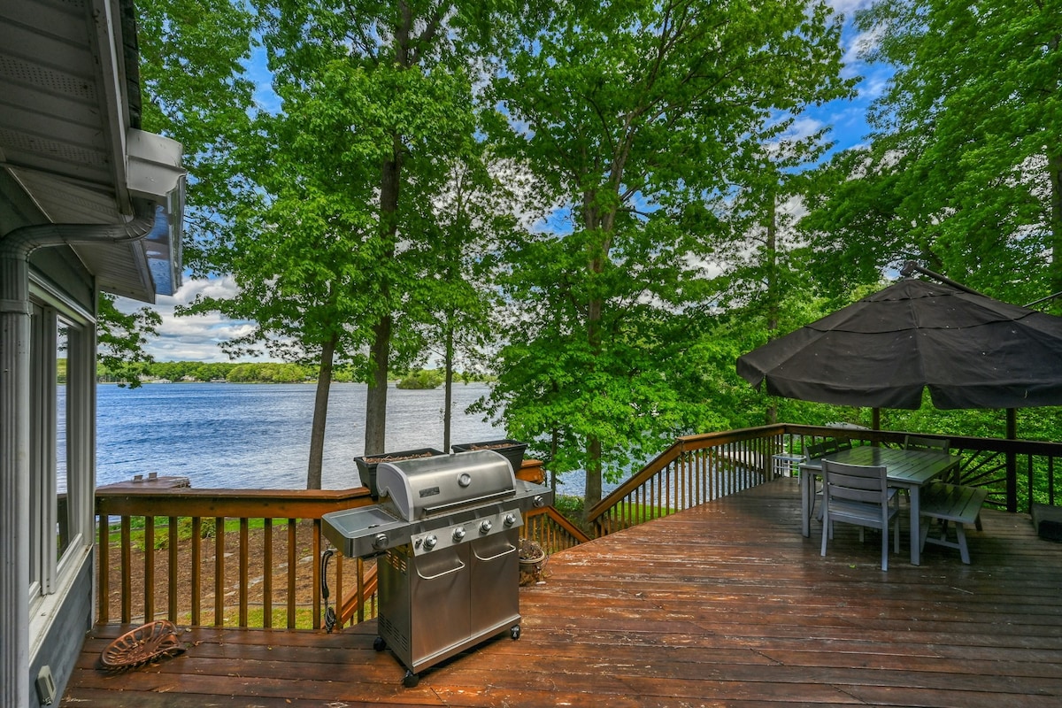 6BR lakefront home with dock, pool table, & grill