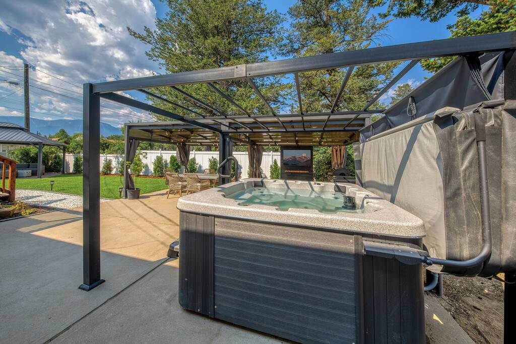 Backyard Oasis | Hot Tub, BBQ, Outdoor Bar |