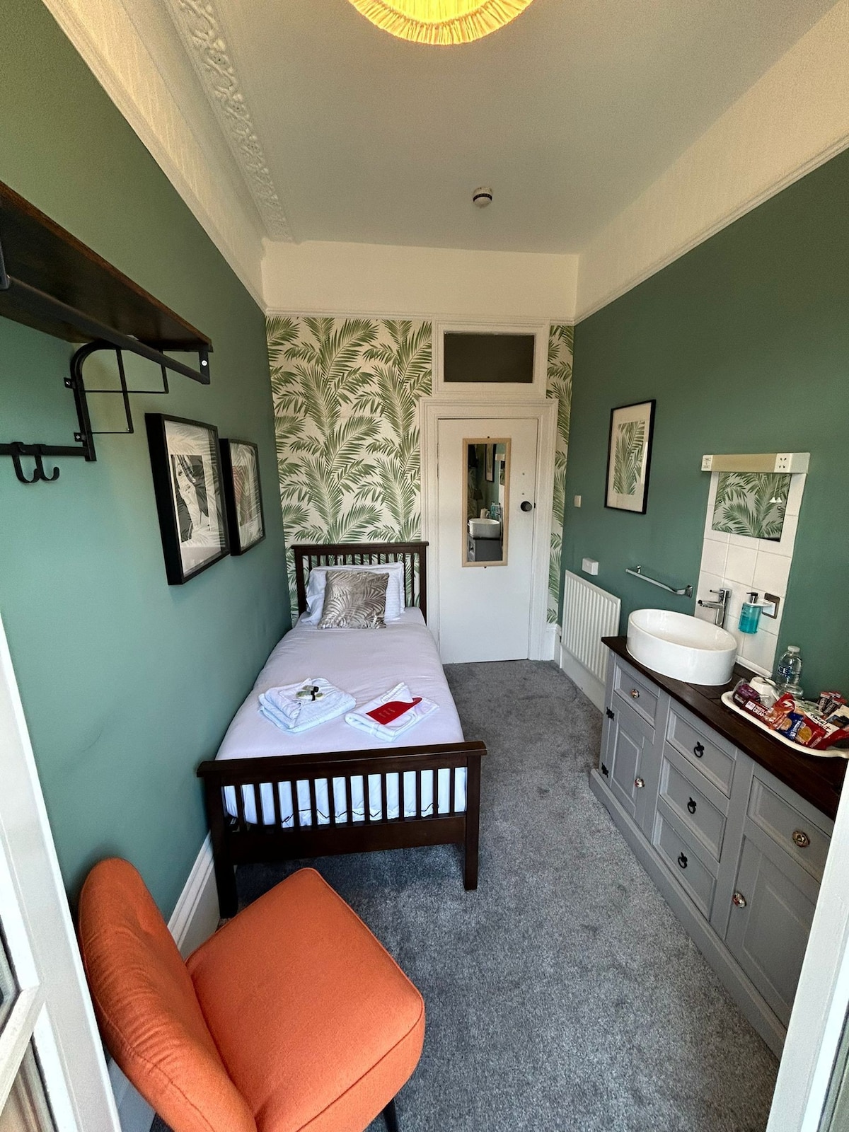 Classic Single Room - Shared Bathroom