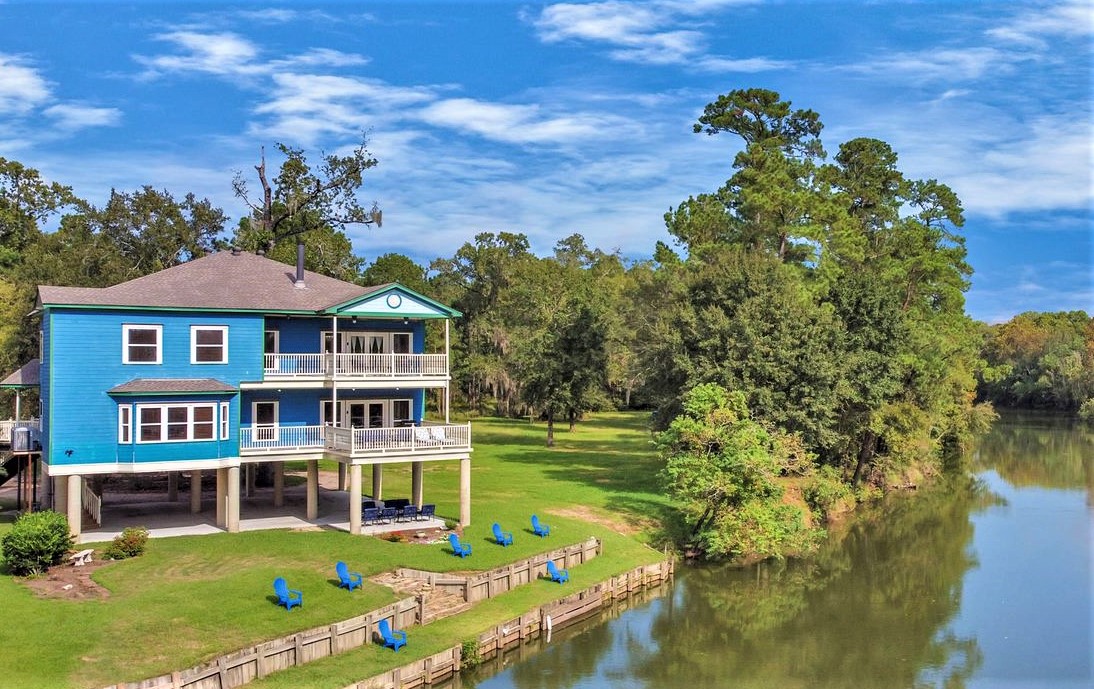 6-Bedroom Lakeside Escape: 25 Min to Downtown LS