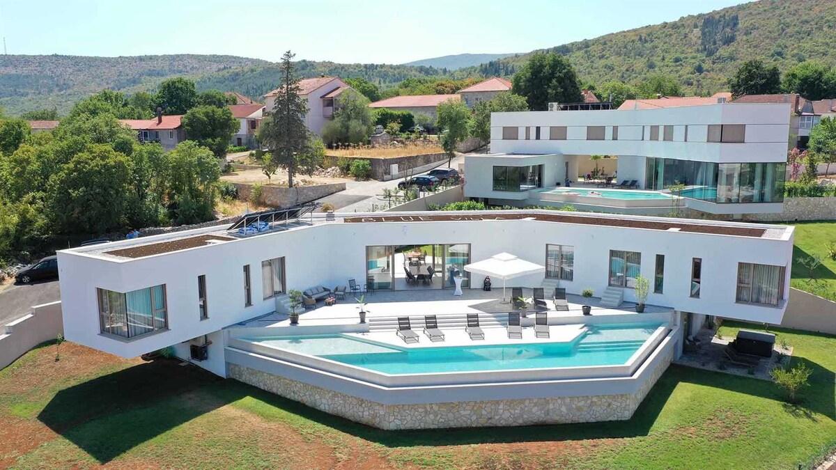 Modern and luxurious villa with swimming pool