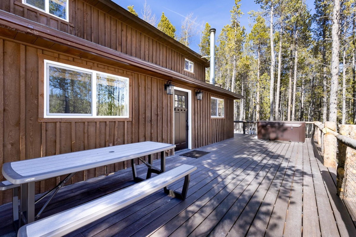 Mountain Cabin w/Hot Tub & Washer Dryer