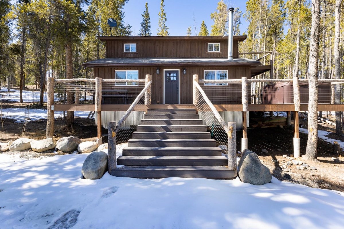 Mountain Cabin w/Hot Tub & Washer Dryer