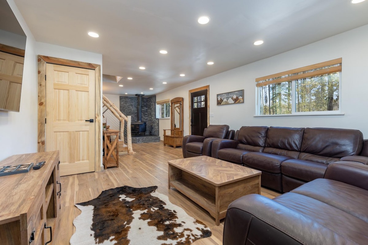 Mountain Cabin w/Hot Tub & Washer Dryer