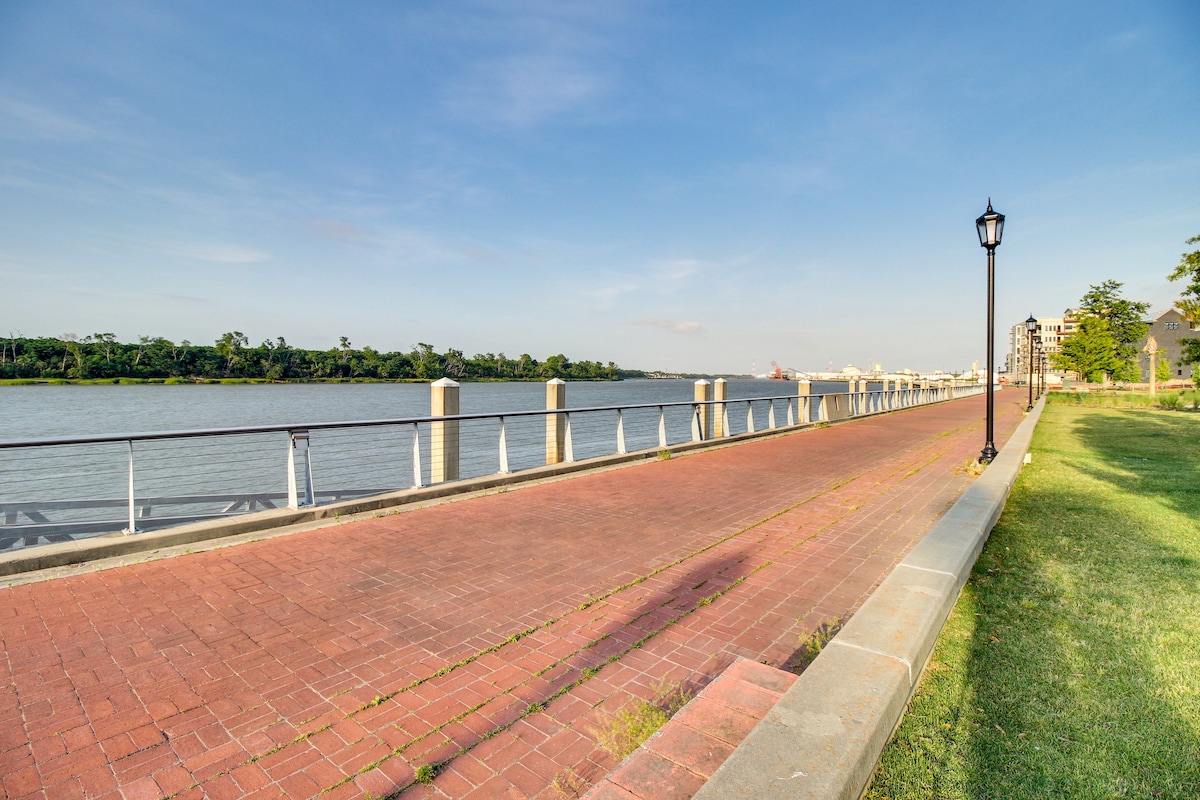 Charming Savannah Townhome - 1 Block to Riverwalk!