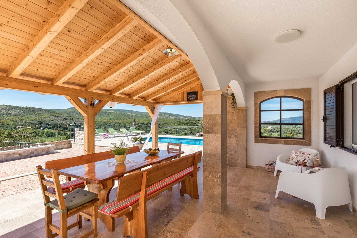 Luxury villa with heated pool & magnificent view