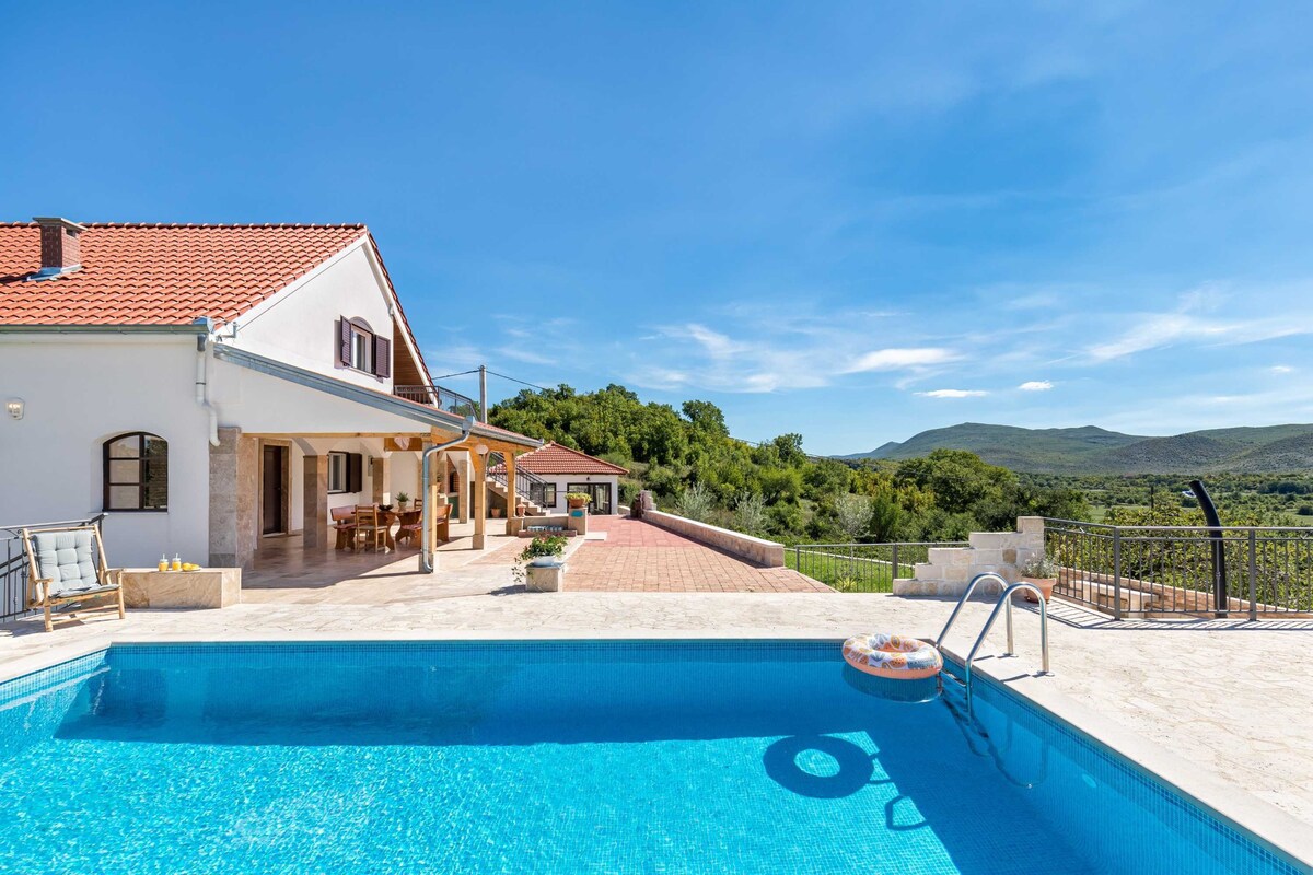 Luxury villa with heated pool & magnificent view