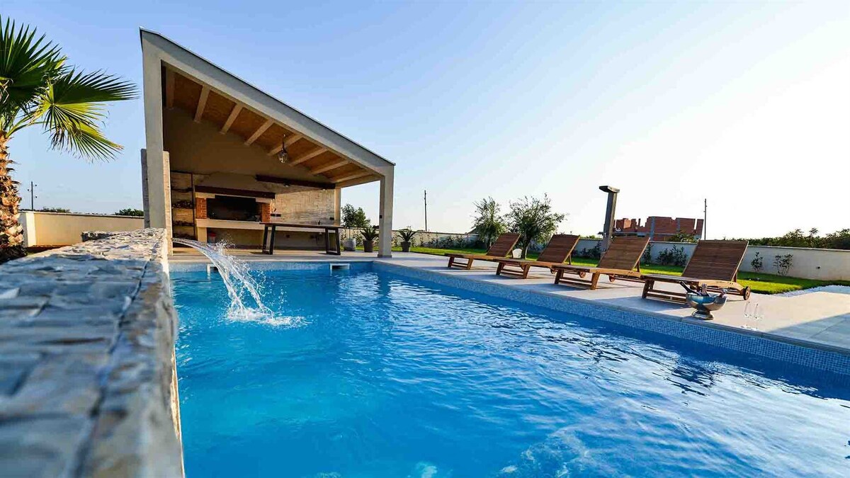 A modern villa in Nin area with sauna and a gym