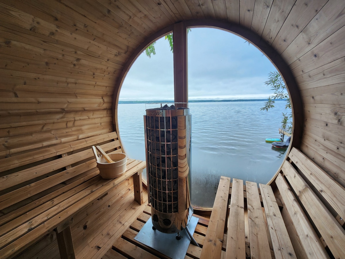 Private Lakeside Cottage w/ Sauna