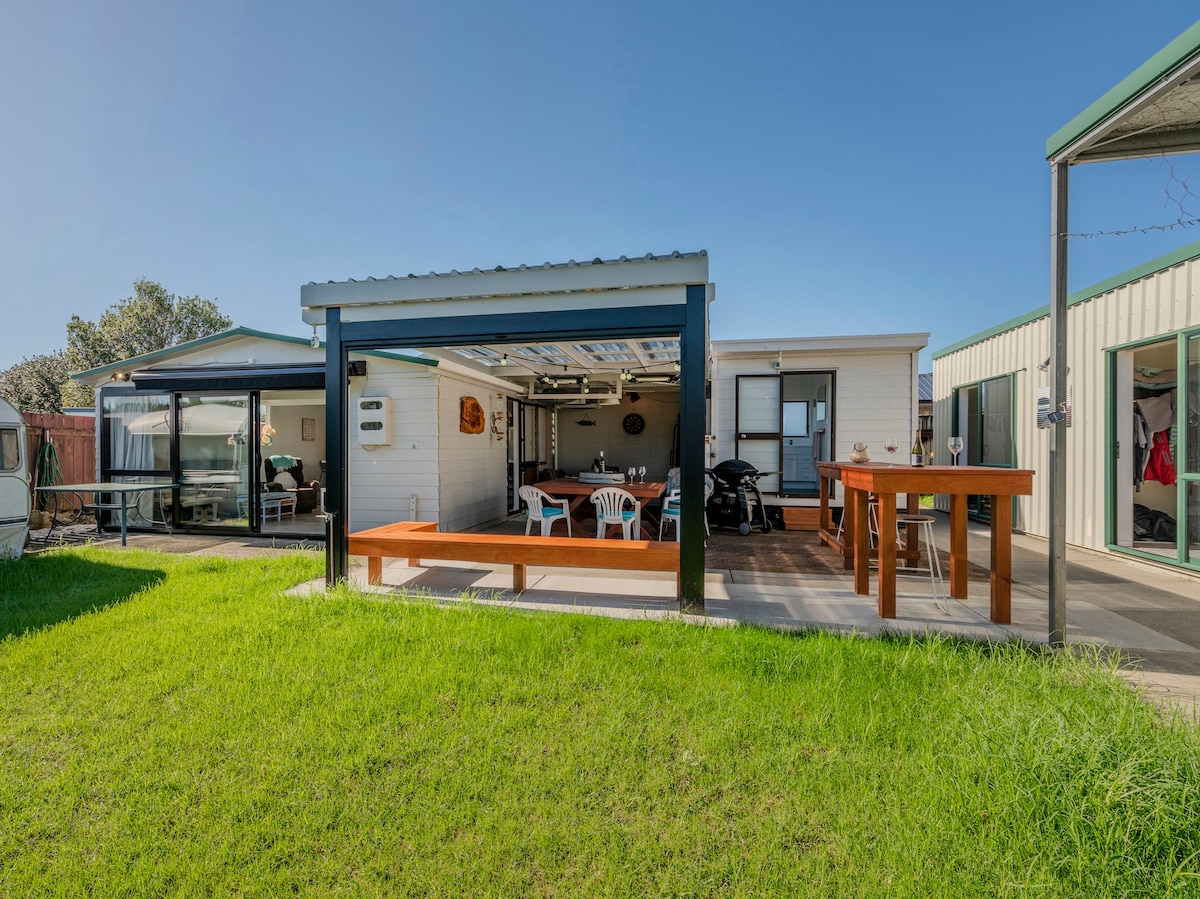 Bach Relax - Whangamata Holiday Home