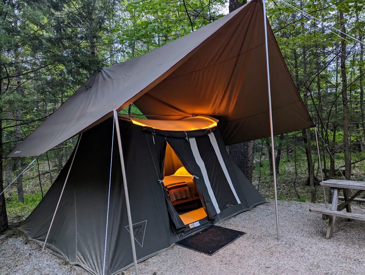 俯瞰树林的豪华露营帐篷，带标准双人床- 07