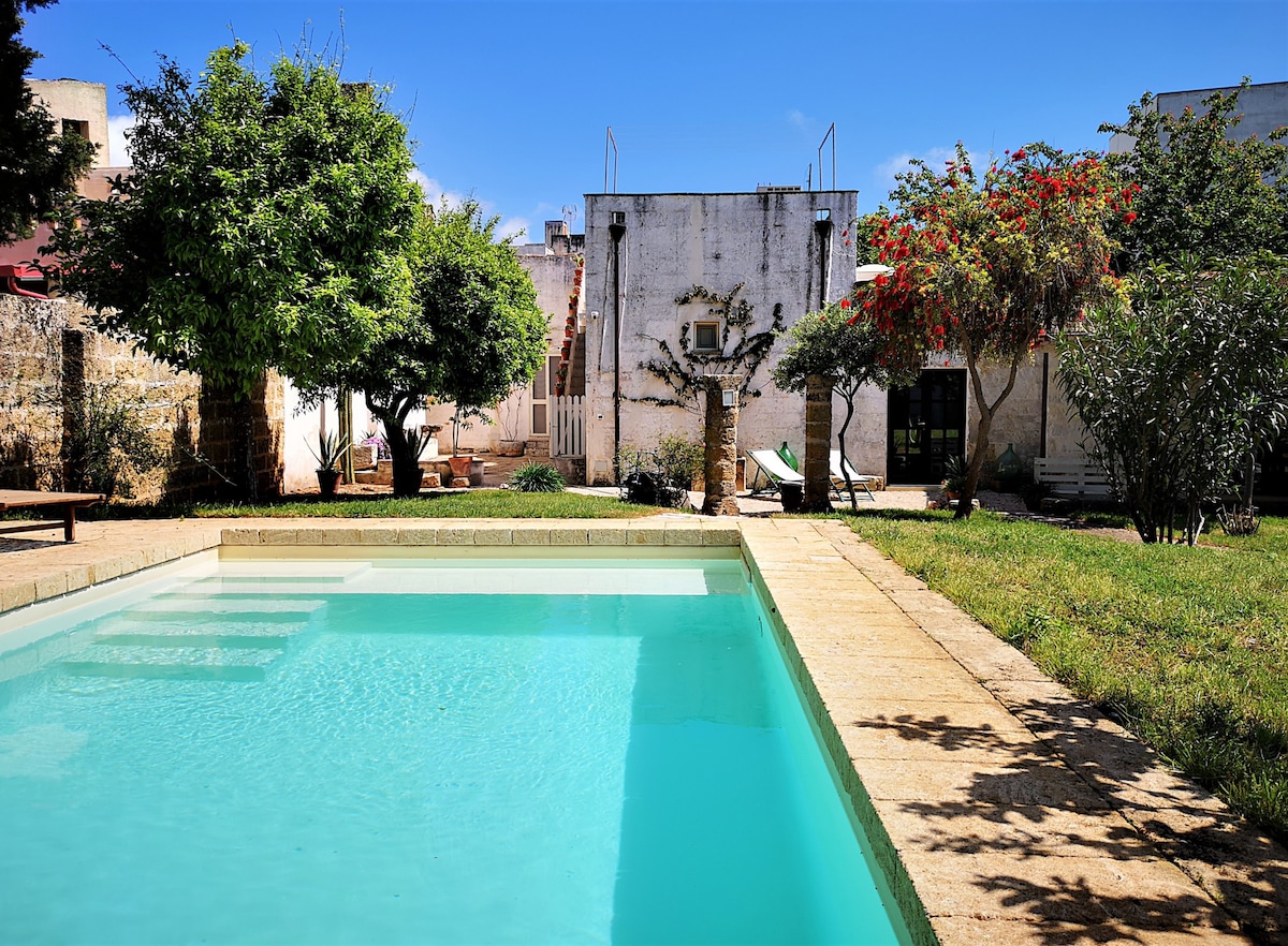 4 km from sea: Town estate with pool