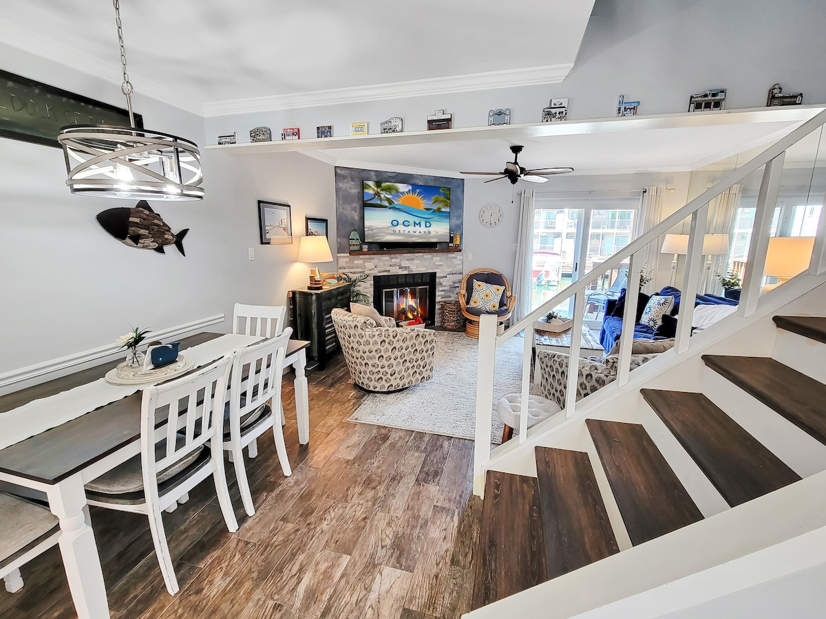 Renovated waterfront townhouse with boat slip!