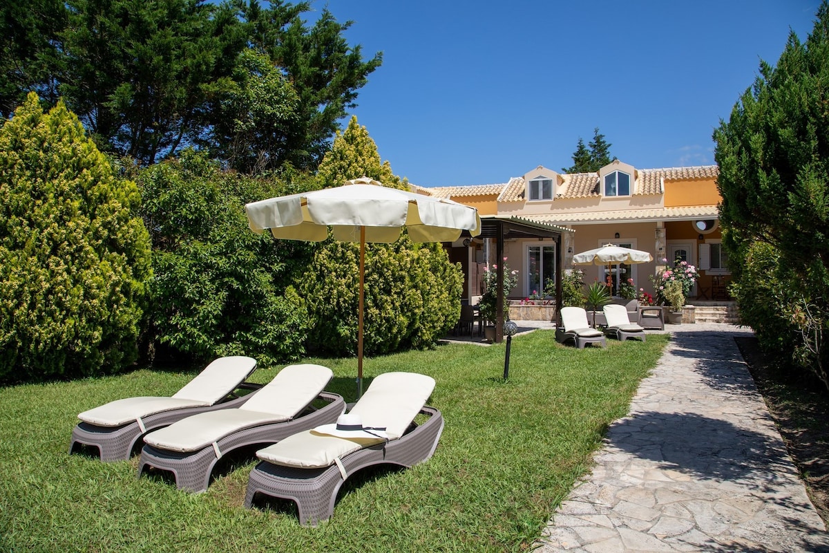 Peroulades Luxury Villa