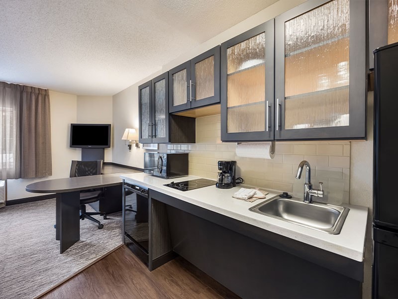 Relax and Unwind! 2 Convenient Units,Full Kitchen!