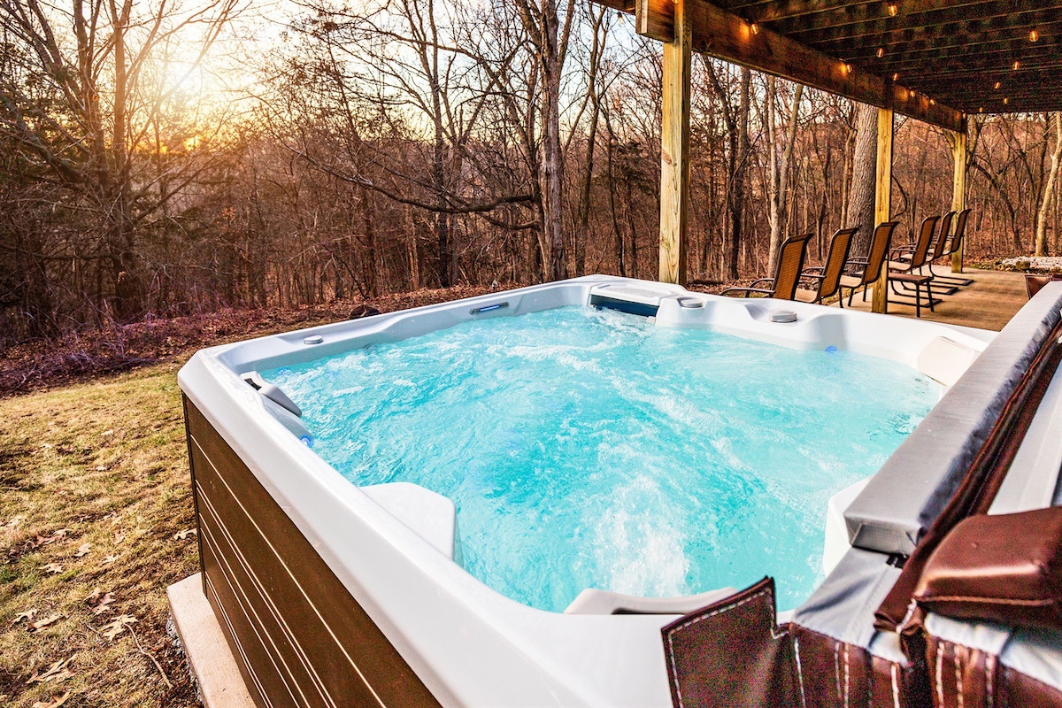 Hot tub | 3BD|3BA en-suites | Resort Amenities