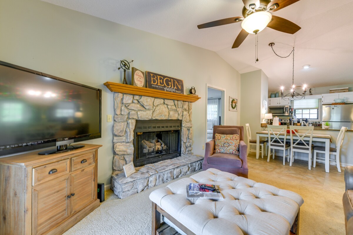 Bright Franklin Villa: Fireplace, Golf Course View