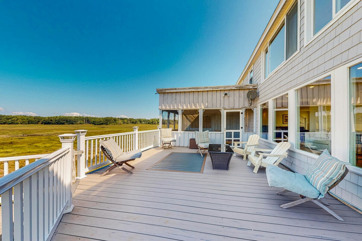 4BR oceanfront home w/ fireplace, balcony, AC, W/D