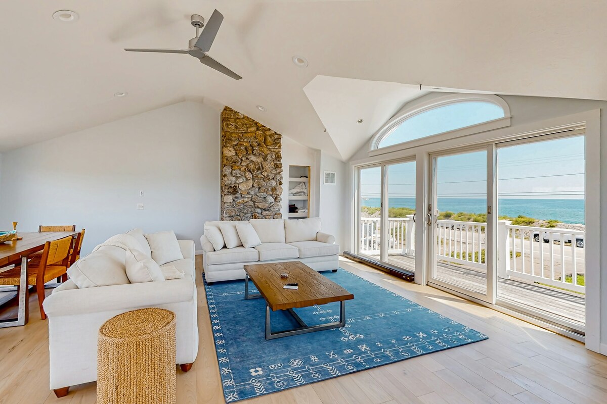 4BR oceanfront home w/ fireplace, balcony, AC, W/D