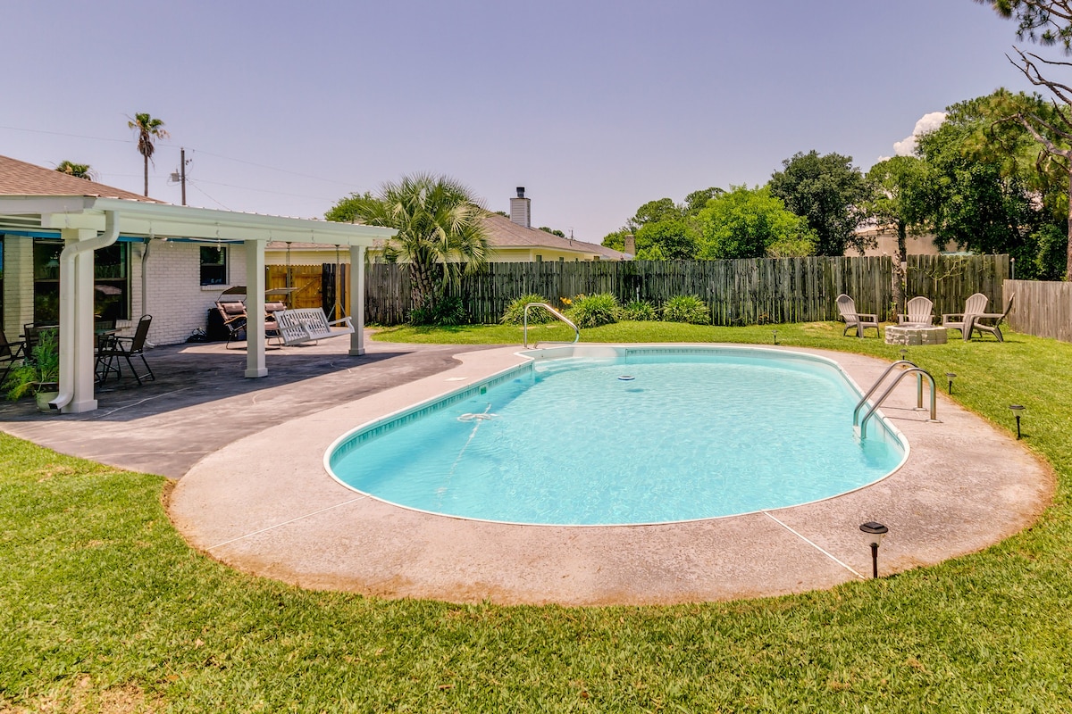 Gulf Breeze Vacation Rental w/ Pool Access!