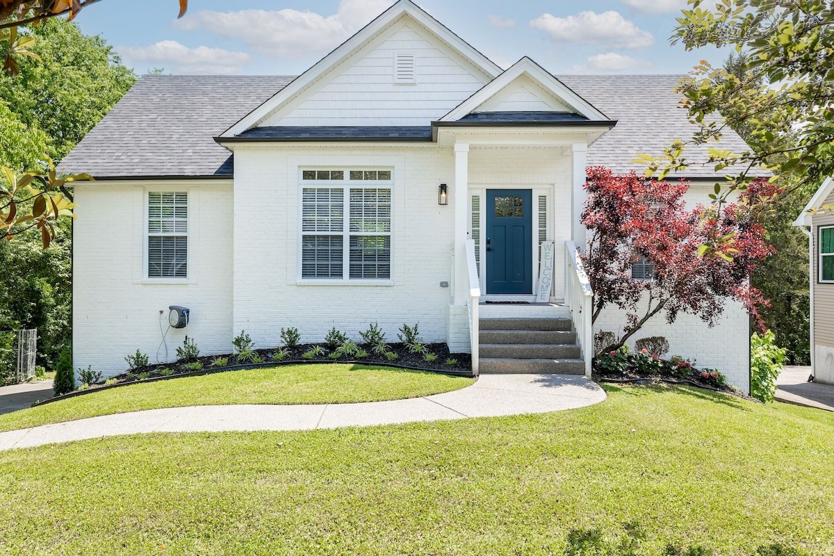 Cozy Modern Home Next to BNA Airport