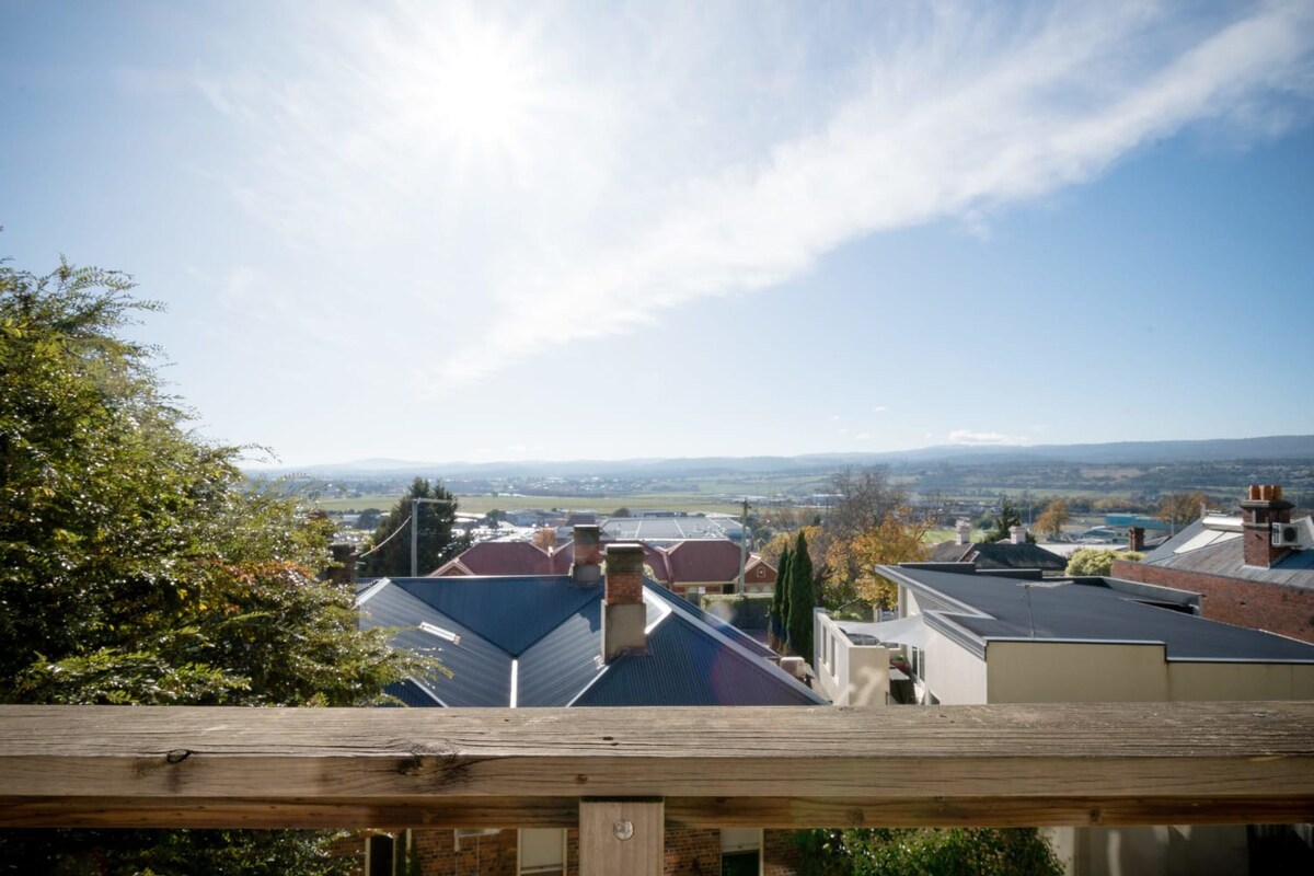 City Escape: Stylish Apartment with Views