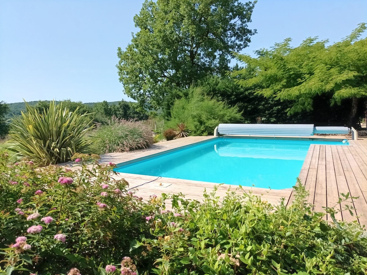 House near Bonaguil castle with private pool