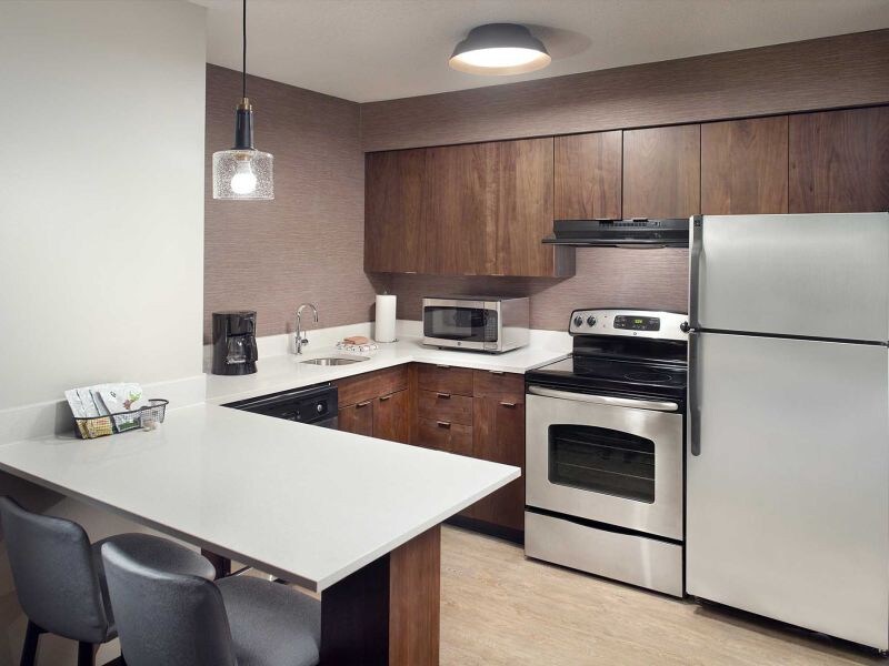 FOUR Classic Units with Kitchens, Free Breakfast!