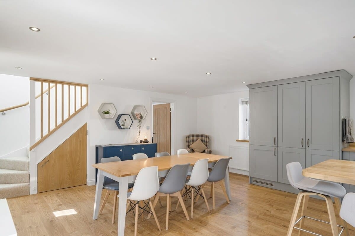 Modern Home in Bude, Private Parking & Garden