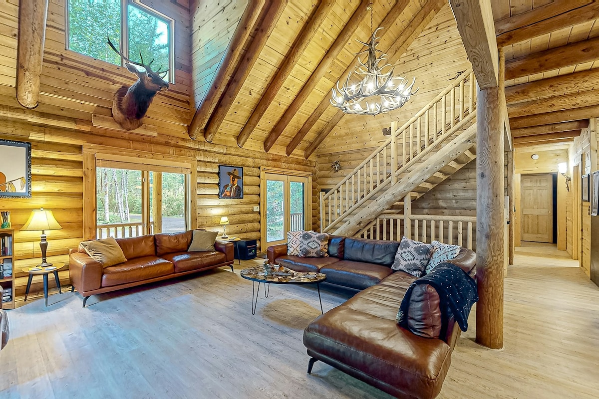 Luxe riverfront 4BR cabin with firepit & yard