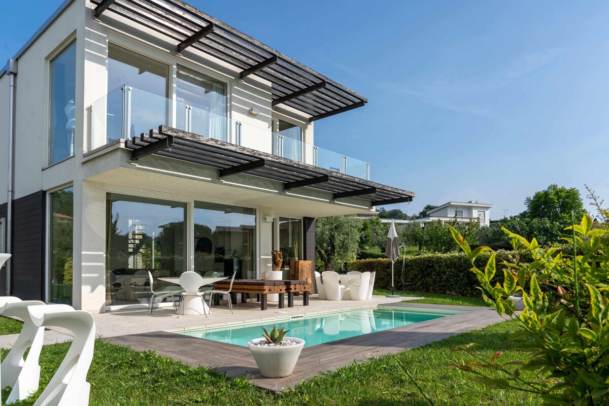 [Design] Villa Christine with an infinity pool.