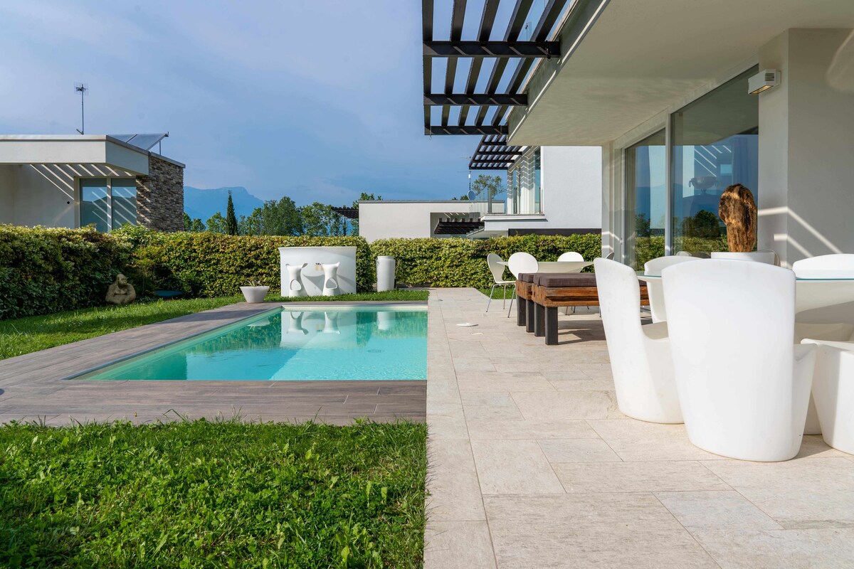 [Design] Villa Christine with an infinity pool.
