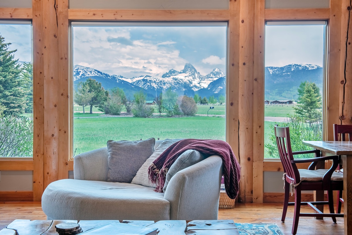 Teton Dreams Log Cabin with Teton Views & Hot Tub