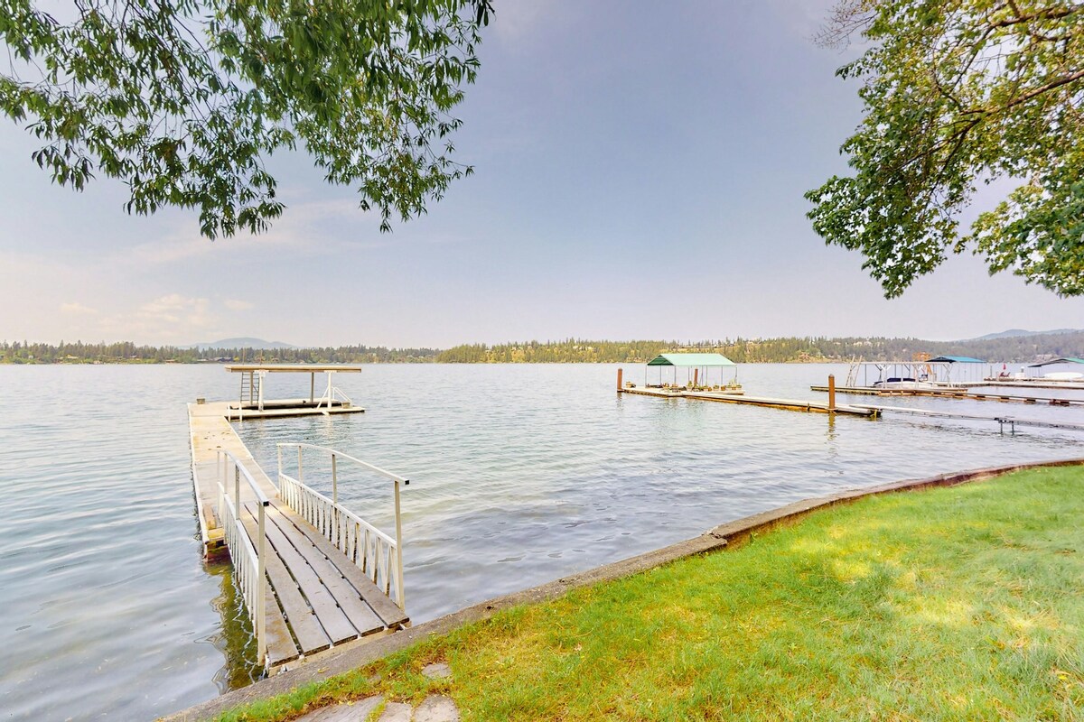 3BR lakeside retreat with a dock, firepit, & grill