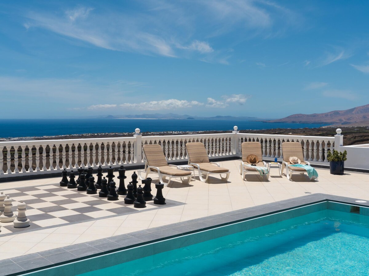 Villa Abubilla, amazing terrace and sea views.