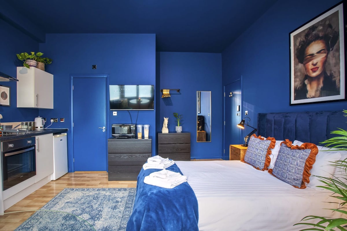 Bold, Blue, Boho Studio In London - Sleeps 4