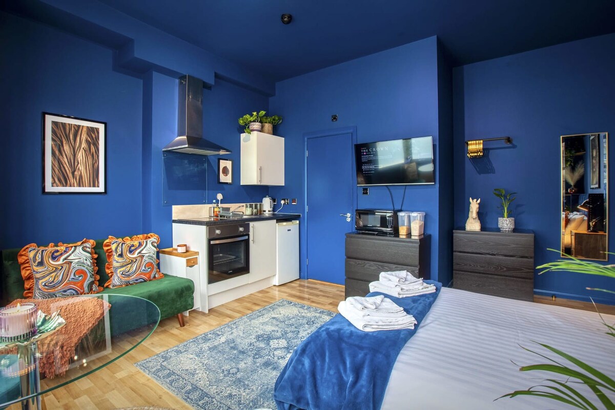 Bold, Blue, Boho Studio In London - Sleeps 4