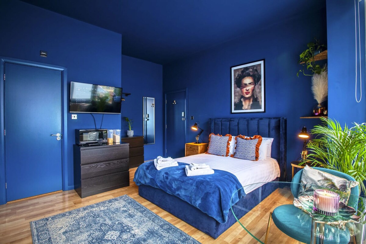 Bold, Blue, Boho Studio In London - Sleeps 4